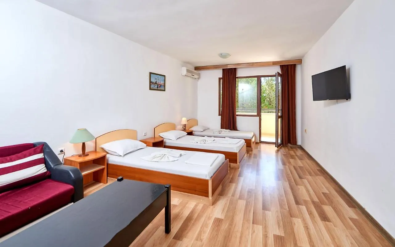 פרימורסקו Hotel Koral 2*,